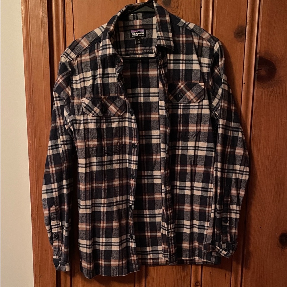 Patagonia Men's Navy and White Checkered Shirt Jacket